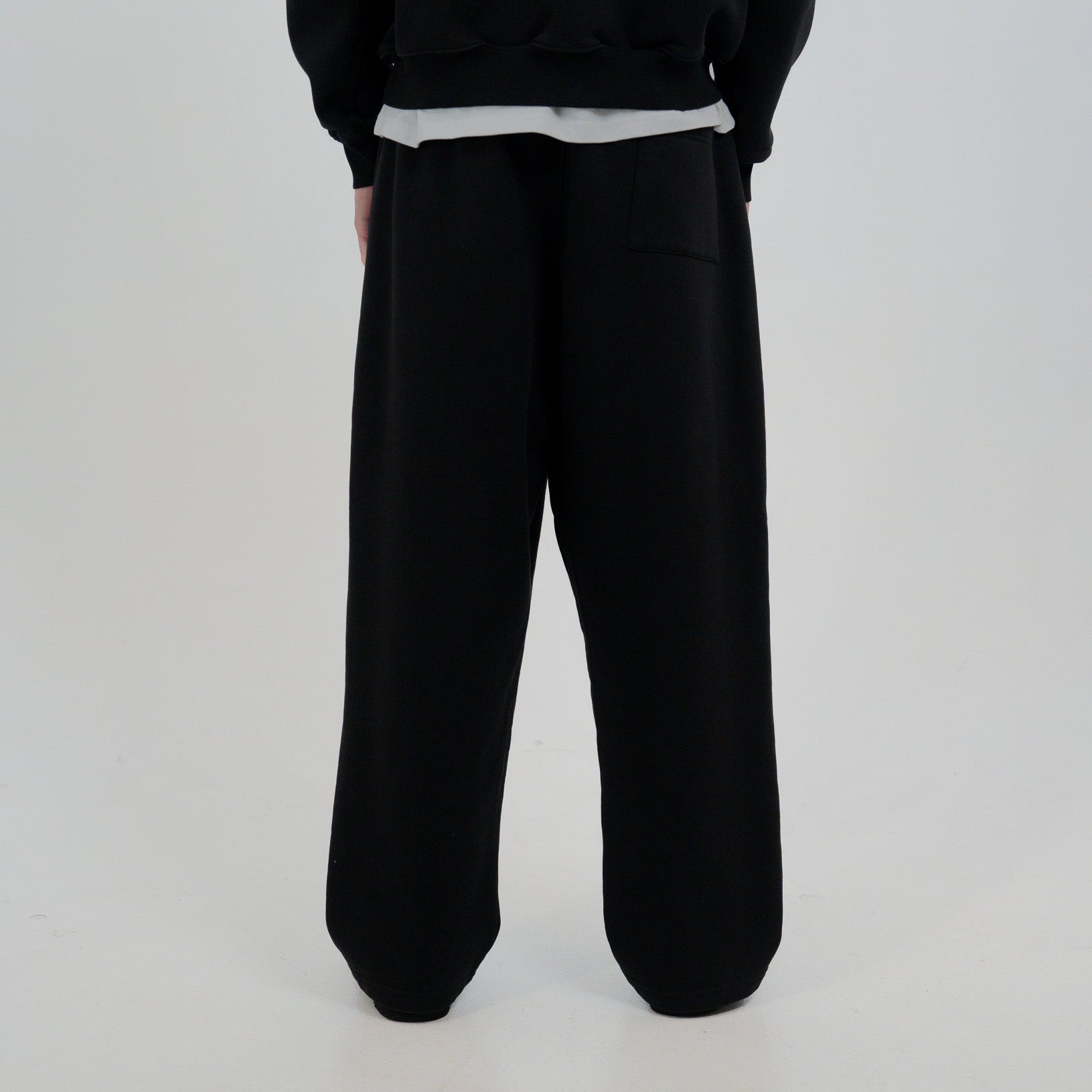 ESSENTIAL SWEATS BLACK