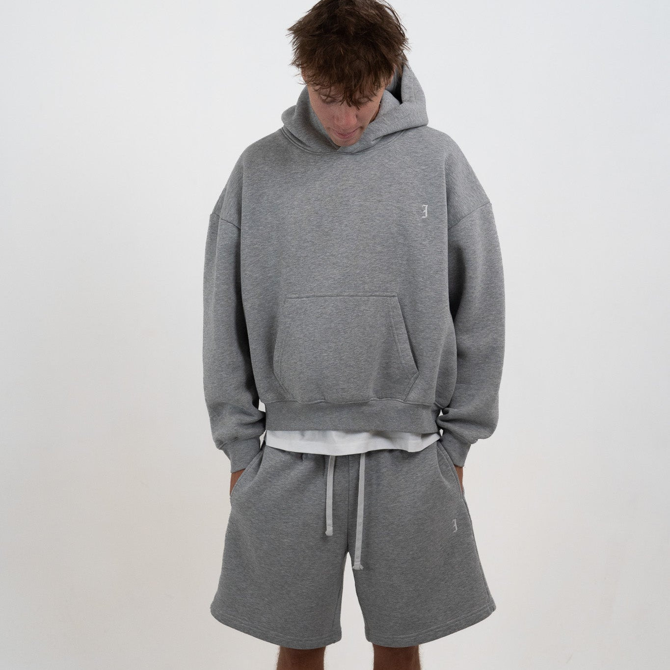 ESSENTIAL SHORTS GREY