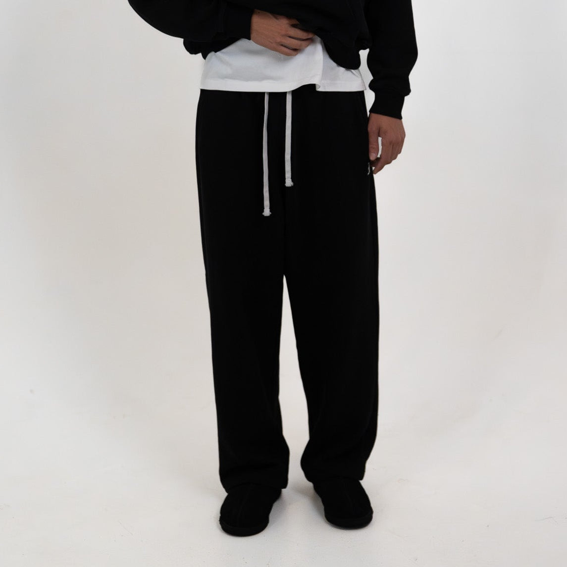 ESSENTIAL SWEATS BLACK