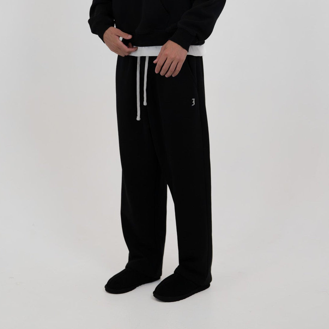 ESSENTIAL SWEATS BLACK