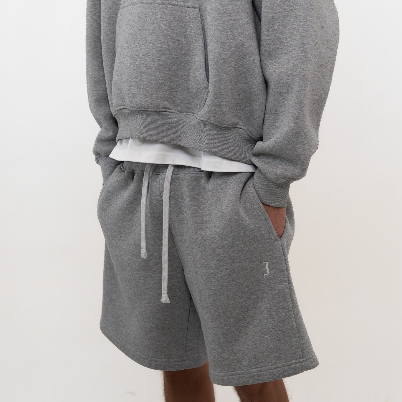 ESSENTIAL SHORTS GREY